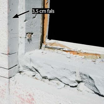 Udvendig isolering: Dybere false Udvendig isolering: I bunden af vindueshullerne skærer vi dybere false